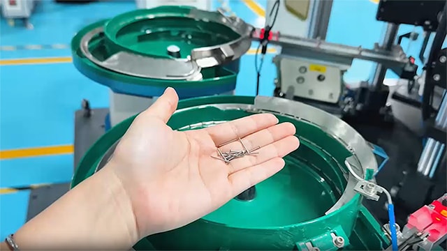 Clasificadora óptica con brazo mecánico de alimentación